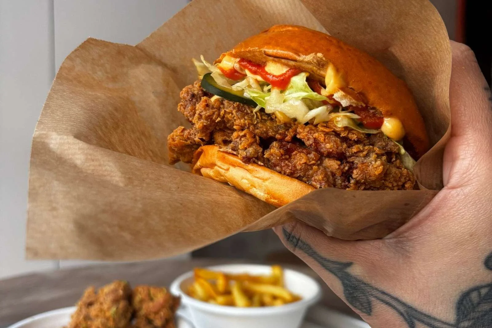 Sanduíche de frango frito japonês karaage no Wishbone, em Bica, Lisboa